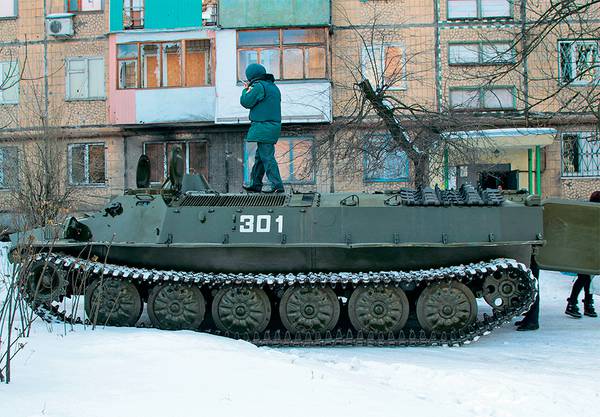 Жителей Киевского района Донецка эвакуируют на бронетранспортере 13-04.jpg ТАСС