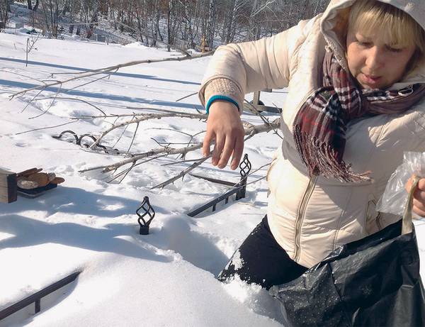 Евгения ступает в снег и проваливается в него по пояс у могилы Варвары, которая родилась шестого десятого две тысячи четырнадцатого и умерла в тот же день. Седьмой квартал — детское кладбище 038_rusrep_03-1.jpg Марина Ахмедова