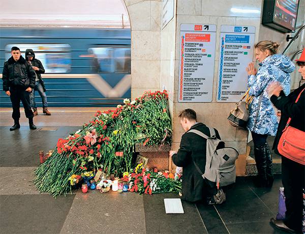 На месте трагедии: станция метро «Технологический институт», Санкт-Петербург 13-03.jpg ТАСС