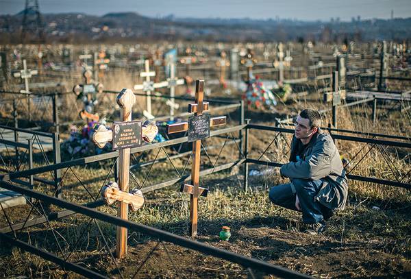 Донецк, март 2017 года. Сергей Чумак на кладбище, где похоронены его родители. Он сюда смог попасть из Авдеевки, где работает, пройдя через КПП и блокпосты на линии разграничени 031_rusrep_05-1.jpg Дмитрий Беляков