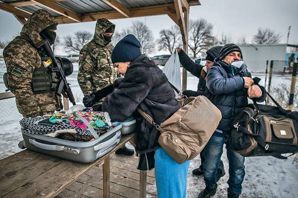 Новотроицкое, январь 2017 года. Жители Донбасса проходят строгую, фактически пограничную проверку на украинском КПП на линии разграничения 033_rusrep_05-2.jpg Дмитрий Беляков