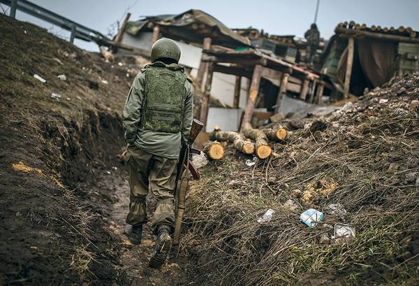 Минеральное, Ясиноватский район, март 2017 года. Боец бригады «Восток» (ДНР) в окопе вблизи линии огня на «горячей» уже год Промзоне 038_rusrep_05-2.jpg Дмитрий Беляков