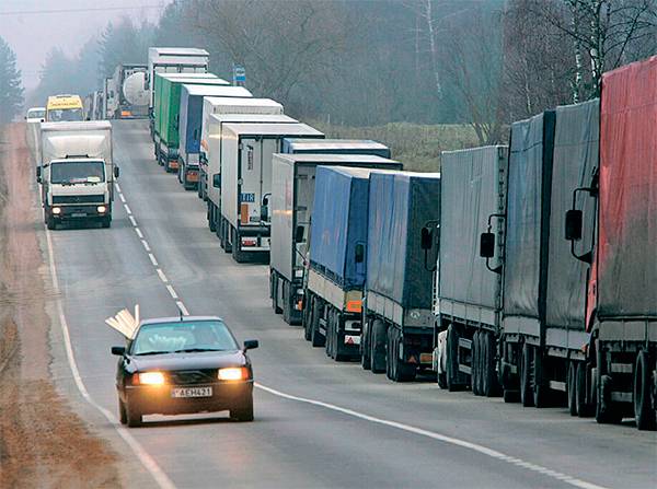 Из-за возобновления проверки товаров на белорусско-российской границе выстроились много- километровые очереди 04-06.jpg 