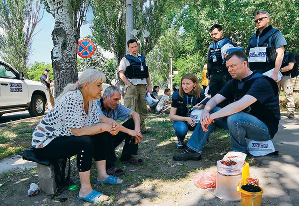 21 июня 2017 года. Красногоровка (Донецкая область). Наблюдатели ОБСЕ беседуют с жителями   039_rusrep_12-1.jpg Mariia Aleksevych/OSCE