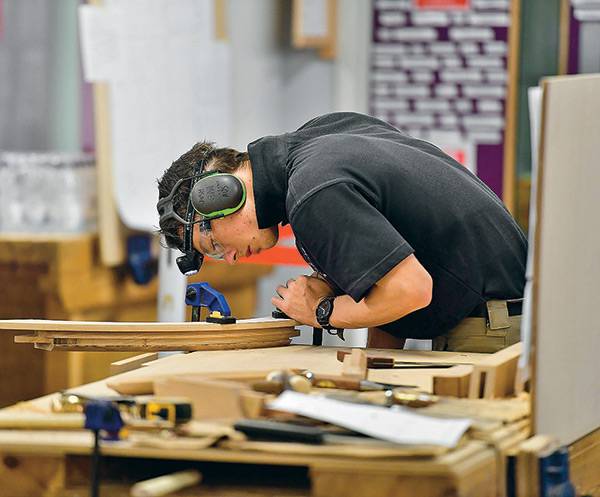 На чемпионатах WorldSkills квалифицированные рабочие и студенты университетов и колледжей не старше 22 лет соревнуются в мастерстве, а профессионалы и мастера оценивают их работу 019_rusrep_14-1.jpg WorldSkills UK