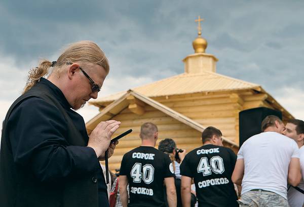 Активисты движения «Сорок сороков» во время возведения точной копии Андреевской церкви, построенной в 1702 году на Соловках. Москва, 2014 год 027_rusrep_17-1.jpg Марина Лысцева/ТАСС