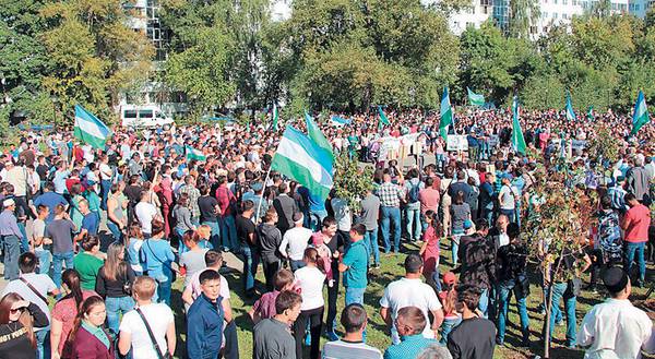 В Уфе на митинг в защиту башкирского языка некоторые участники пришли с плакатами с изображением башкирских национальных деятелей, в том числе Заки Валиди, Мустая Карима с его высказыванием «Не русский я, но россиянин» 027_expert_ural_41-1.jpg 