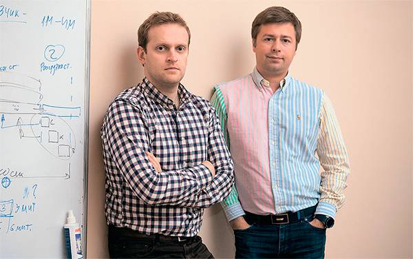 Арсений Колесниченко (слева) и Александр Хвасту- нов развивают комплексный подход в работе кофеен 32-06.jpg ОЛЕГ СЕРДЕЧНИКОВ