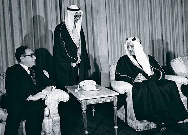 Существенную роль в обретении американским долларом статуса главной мировой валюты сыграла челночная дипломатия госсекретаря США Генри Киссинджера (на фото слева) в начале 1970-х годов. Он сумел убедить глав арабских государств перейти в расчетах за нефть на американскую валюту 13-08.jpg ТАСС