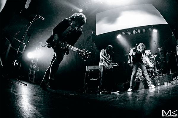 «Easy Dizzy» — первый и единственный в России официальный трибьют AC/DC; солист группы споет песни, которые звучали в исполнении Брайана Джонса 58-03.jpg MOSCOW SHOW