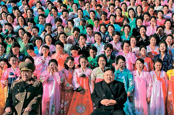 Способность Ким Чен Ына в условиях международной изоляции и крайне ограниченных ресурсов решать слож- нейшие военные, экономические, технологические и промышленные задачи обеспечила КНДР кардинальное изменении ситуации в ее пользу 78-03.jpg ТАСС