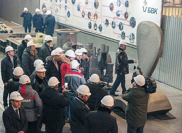 Участникам съезда предпринимателей организовали экскурсию на сталелитейный завод «БВК» (входит в Промышленную группу «КОНАР»), где продемонстрировали изготавливаемую на предприятии лопасть винта арктического газовоза 026_expert_ural_06-1.jpg 