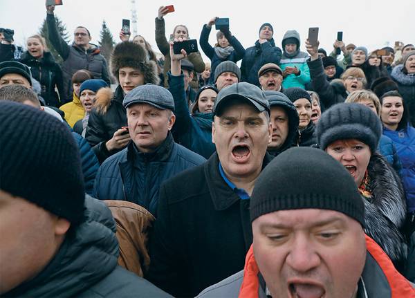 Стихийный протест у Волоколамской центральной районной больницы 021_rusrep_06-1.jpg Михаил Почуев/ТАСС  