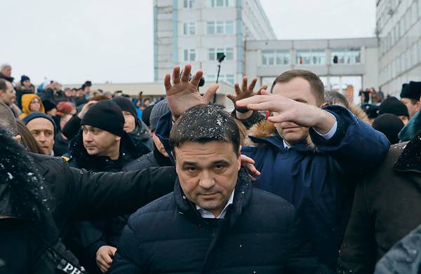 Губернатор Московской области Андрей Воробьев (в центре) у Волоколамской центральной районной больницы 023_rusrep_06-1.jpg Михаил Почуев/ТАСС 