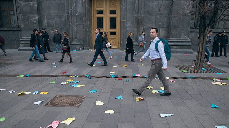 В погоне за бумажным самолетиком 