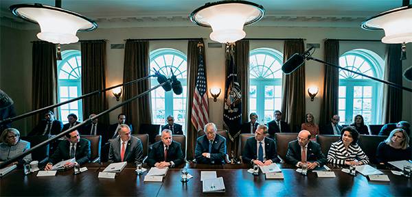 Дональд Трамп на встрече с руководством Пентагона 56-03.jpg ТАСС