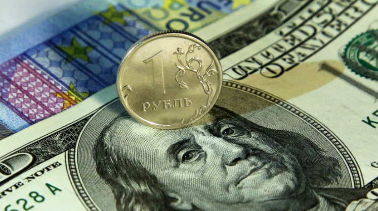 Курс рубля посыпался под ударом спекулянтов