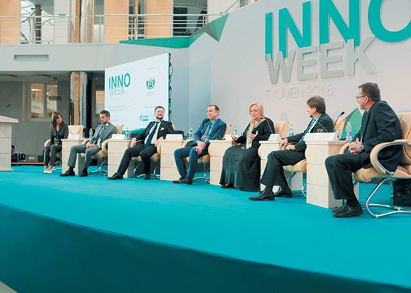 В рамках Innoweek-2018 Тюменская область заключила соглашения о сотрудничестве с Cognitive Technologies, Group-IB, НТЦ «Протей», Softico, Directum, Нетрика, БАРС Груп, Softline. — Это динамично растущие, осуществляющие международную экспансию компании, — заявил врио губернатора Тюменской области Александр Моор. — И, конечно, в наших интересах создать им благоприятные для работы условия. Но нам бы хотелось, чтобы они не только открывали здесь свои офисы, нанимали программистов, платили им хорошую зарплату, но и занимались созданием глобальных продуктов. Чтобы удерживать лидерские позиции, территориям необходимо реализовывать новые технологические возможности. Поэтому ключевыми задачами нашего региона на ближайшие несколько лет станут поиск прорывных разработок, их развитие и комплексная поддержка 037_expert_ural_26-1.jpg 