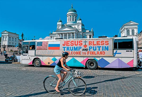 В Хельсинки творчески подошли к саммиту Владимира Путина и Дональда Трампа 12-09.jpg ТАСС