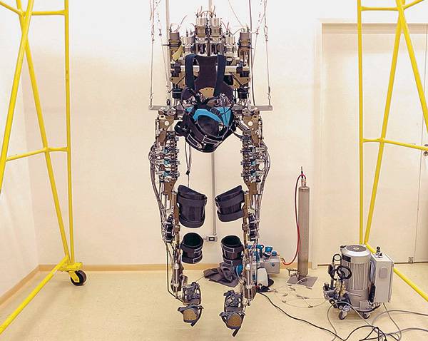  Экзоскелет для реабилитации парализованных пациентов, с помощью которого Джулиан Пинто сделал первый удар по мячу на открытии чемпионата мира в Бразилии
 042_rusrep_17-1.jpg Walk Again Project