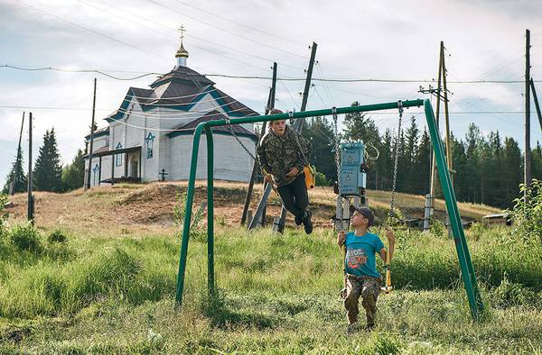 В Сельыбе официально зарегистрирован один единственный ребенок. Да и тот — временный. Ему скоро семь, школы нет, поэтому его скоро придется отсюда увозить. Остальные дети — дачные, приезжающие на лето в гости к родственникам 062_rusrep_17-2.jpg Полина Кочеткова