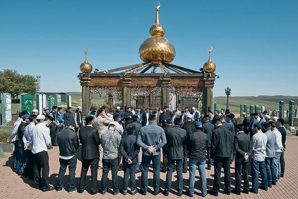 Зикр баталхаджинцев в селении Сурхахи, возле зиярата основателя вирда 067_rusrep_20-1.jpg Владимир Севриновский