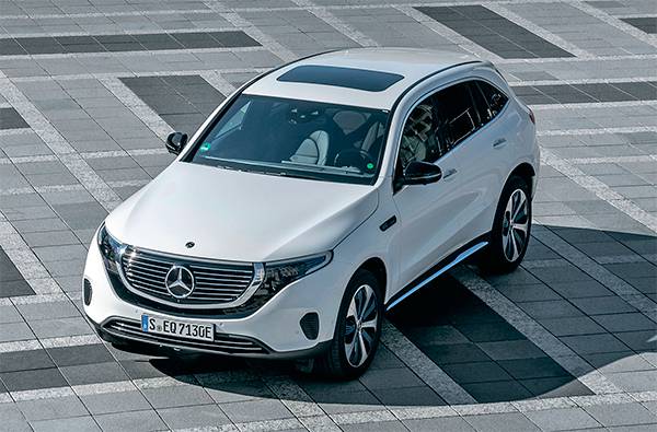 Новый кроссовер Mercedes-Benz EQC отличается впечатляющей динамикой: два электрических мотора на двух осях выдают мощность, эквивалентную 402 л. с., до 100 км/ч электрокар может разгоняться за пять секунд 80-05.jpg ПРЕДОСТАВЛЕНО КОМПАНИЕЙ MERCEDES-BENZ