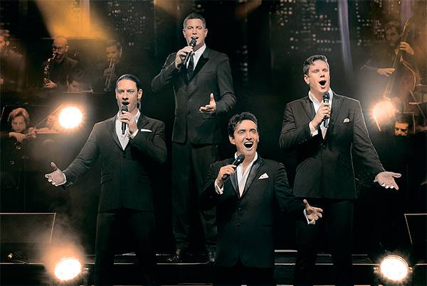 Il Divo состоит из баритона Карлоса Марина, тенора Урса Бюлера, поп-певца Себастьена Изамбара и тенора Дэвида Миллера 57-03.jpg MOSCOW SHOW