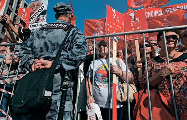 Оппозиционные партии синхронно дрейфуют влево, что и позволяет фиксировать состояние «левой консолидации». Но КПРФ по-прежнему остается главной левой и оппозиционной силой, это показали митинги против пенсионной реформы 64-08.jpg ТАСС