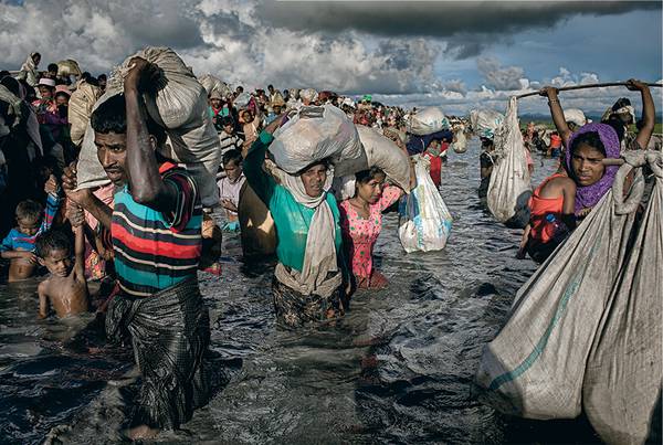 Сотни рохинджа пересекают границу Бангладеш. По данным Верховного комиссара ООН по делам беженцев (УВКБ ООН), около 420 тысяч человек бежали из Мьянмы. 9 октября 2017. 062_rusrep_22-1.jpg К М Асад «Бегство рохинджа» (Бангладеш) 