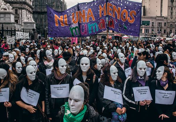 Женщины из общественного движения латино американских матерей «Mumala» перед началом марша «Ни одной больше» напротив Национального совета по делам женщин. Буэнос-Айрес, Аргентина, 3 июня 2017.  066_rusrep_22-1.jpg Карл Манчини «Ni una menos» (Италия) 