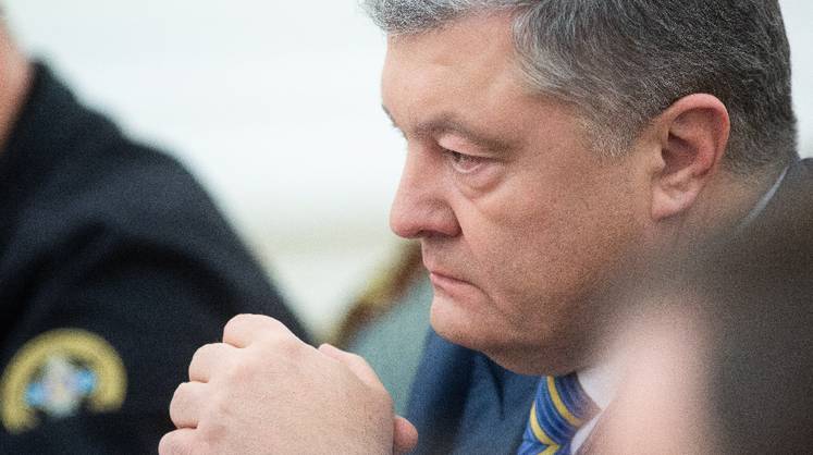 Украинские эксперты рассказали, для чего Порошенко хочет ввести военное положение в стране