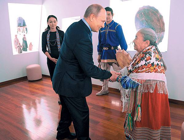 В музее природы и человека в Ханты-Мансийске президент РФ Владимир Путин познакомился с местной сказительницей и хранителем традиций Марией Волдиной. Она исполнила для главы государства песню и подарила пояс из кожи, украшенный амулетами, которые охраняют охотников от злых духов, бед и напастей   026_expert_ural_50-1.jpg 