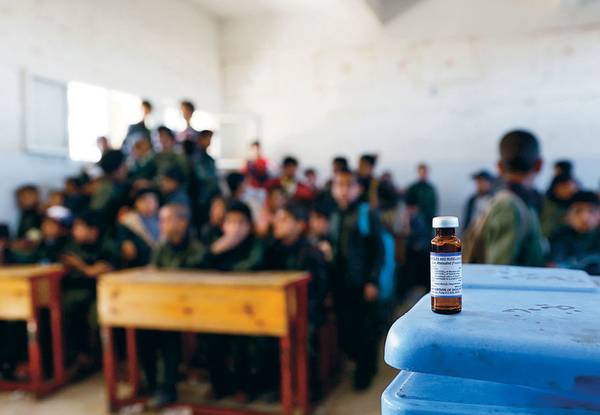  Школьники из Йемена ждут своей очереди, чтобы получить вакцины против кори и краснухи. Национальная кампания по иммунизации против кори и краснухи стартовала в феврале в Йемене 050_rusrep_05-1.jpg Zuma/TASS