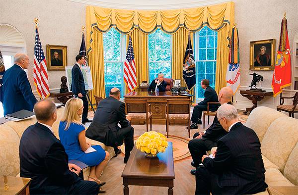 Трамп и члены его администрации в Овальном кабинете Белого дома 65-02.jpg 