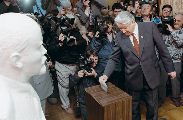Триумфатором выборов 26 марта 1989 года стал Борис Ельцин, получивший 91,53% голосов по национально-территориальному округу № 1 (Москва) 033_rusrep_06-1.jpg Мастюков Валентин/ITAR-TASS