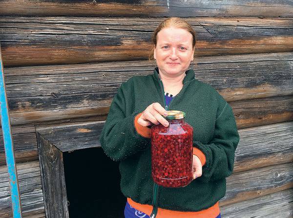 В сезон Лена ходит за ягодой на болото, продает скупщикам, покупает продукты и живет на них весь год 040_rusrep_06-2.jpg Марина Ахмедова