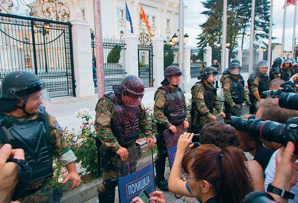 Протест «Разноцветной революции» перед Домом правительства в 5-ю годовщину смерти Мартина Нешковского (6 июня 2016 г.) — студента, забитого до смерти охраной премьера Н. Груевского 028_rusrep_07-1.jpg Сергей Белоус 