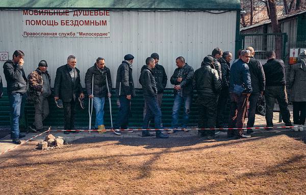 В «Ангаре» обращающиеся могут получить пожертвованные вещи, постирать свои, а также принять душ  034_rusrep_07-1.jpg Оксана Юшко