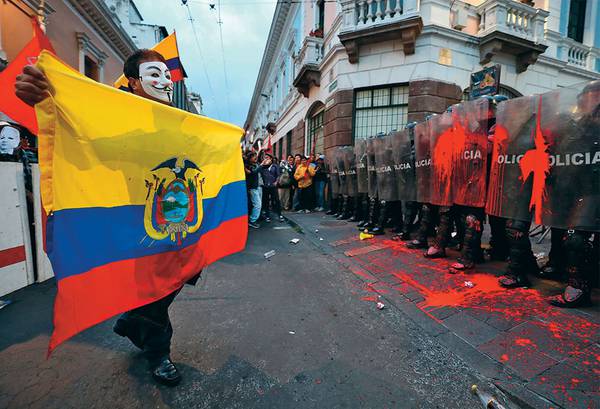  16 апреля, Эквадор, Кито. Демонстрации протеста против выдачи Джулиана Ассанжа 052_rusrep_07-1.jpg JOSE JACOME/EPA/TASS
