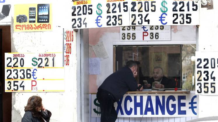 Грузинский лари рухнул после приостановки авиасообщения с Россией