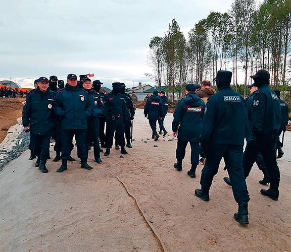 С появлением протестующих на заброшенную станцию Шиес защищать мусорный полигон от местных жителей прислали целые батальоны полиции, ОМОНа и Росгвардии 48-02.jpg Фотография Олега Мандрыкина и Марии Гавриловой