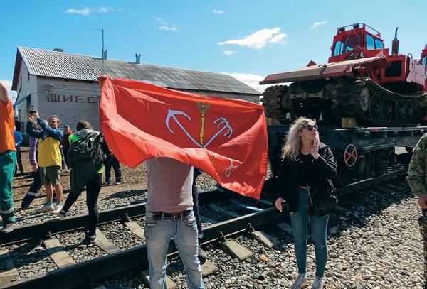 Встречи и проводы поездов с активистами на железнодорожной станции Шиес всякий раз превращаются в шумные и веселые массовые мероприятия. Трудно определить, чего тут больше — народных гуляний или народных волнений   012_rusrep_12-1.jpg Игорь Найдёнов