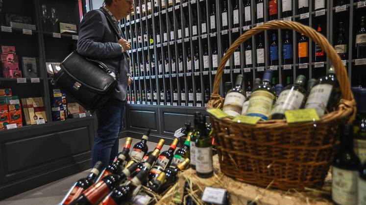 В России ощутимо подорожает вино