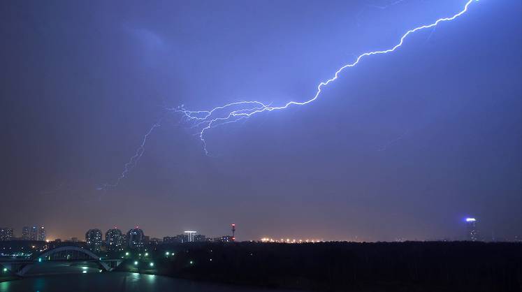 Гисметео, прогноз погоды: МЧС предупреждает о ливнях, грозах и сильном ветре в Москве