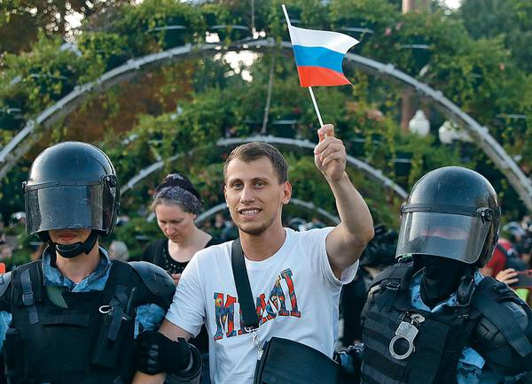 Стражи порядка задерживают митингующего 016_rusrep_17-1.jpg Pavel Golovkin/ AP/TASS