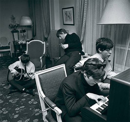 Beatles работают над песней “I feel fine”. Отель George V. Париж, 1964 год 54-04.jpg ©Harry Benson / Courtesy Staley-Wise Gallery, New York