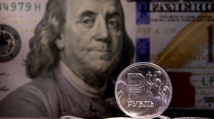Курс доллара: рубль посыпался на фоне худшего с марта аукциона Минфина 