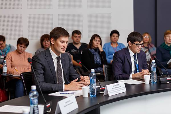 Вадим Васильев заместитель министра промышленности, торговли и развития предпринимательства Новосибирской области: «На данном этапе внедрения системы маркировки задача министерства — это собрать всю, так сказать, «предпринимательскую боль» и понять, что из этих проблем можно решить на региональном уровне, а какие необходимо вывести на федеральный уровень». 28-2.jpg ФОТО СЕМЕН УСОЛЬЦЕВ