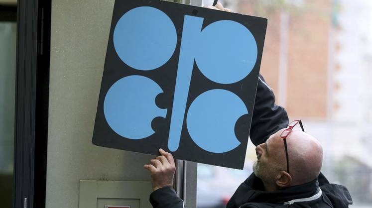 ОПЕК и Россия пытаются договориться о дальнейшем снижении добычи нефти  
